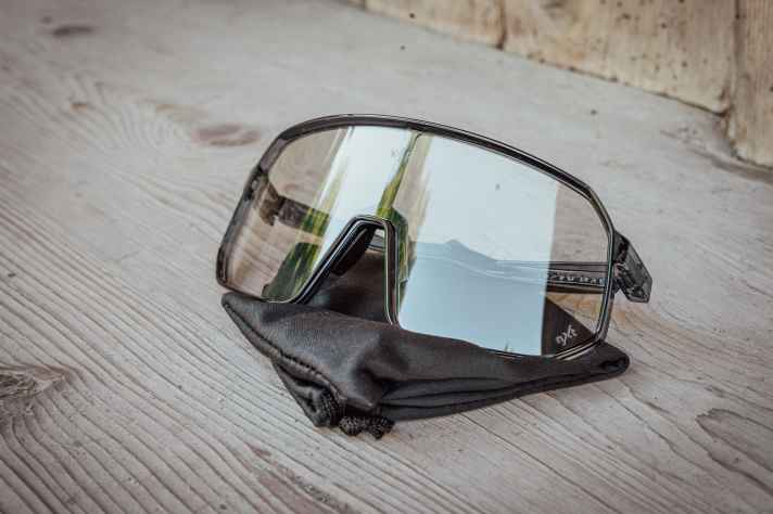 The scope of delivery is correspondingly meagre for the price. There is only a microfibre bag