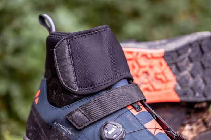 Die hohe Gamasche verhindert zuverlässig Wassereinbrüche