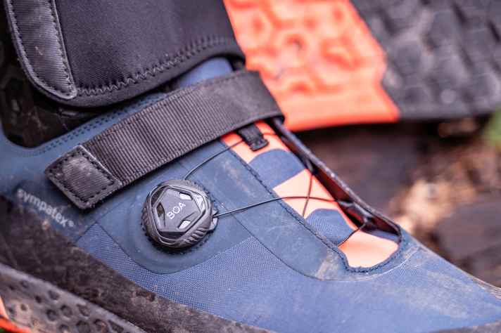 Zwei Klettlaschen und ein Boa sollen für Halt und gute Passform sorgen. So ganz will das im Test aber nicht gelingen