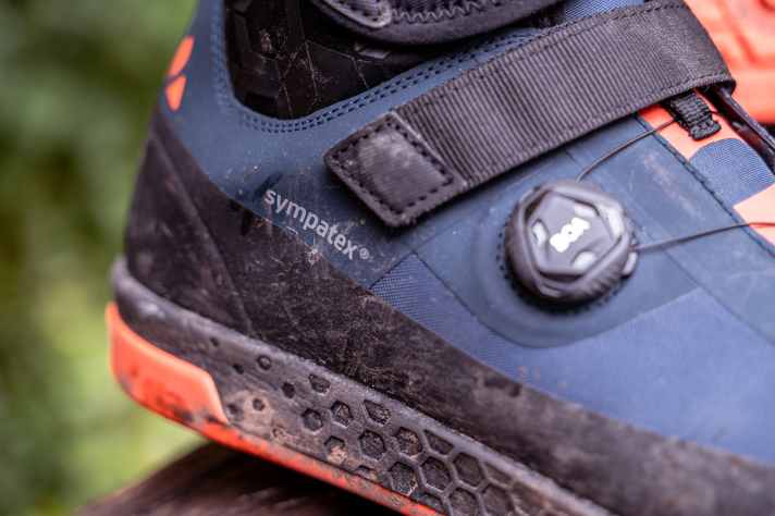 Anders als die meisten Hersteller setzt Vaude traditionellerweise auf die umweltfreundliche Sympatex-Membran, die normalem Regen gut standhält