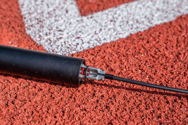 The cable pull is secured by an O-ring after it has been hooked in