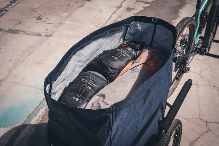 The optional pannier has a capacity of 220 litres. It can be closed with a zip, but can also be rolled up