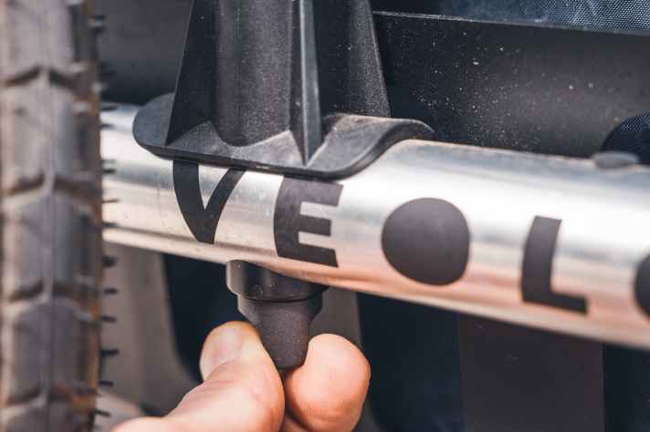 The packing brackets can be removed in no time at all and mounted lengthways or crossways