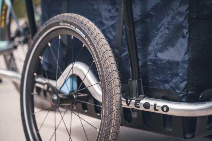 The base frame is made of high-quality aluminium and ensures a low weight of 9 kilos