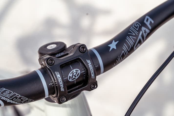 Wide handlebars, short stem: this ensures a secure position behind the cockpit.