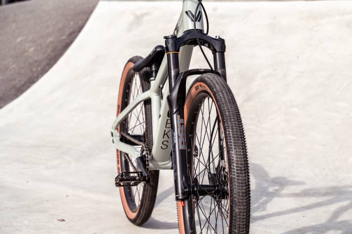 Air suspension with adjustable rebound and compression damping - the RST Snyper with 100 millimetres of travel is a very good choice.