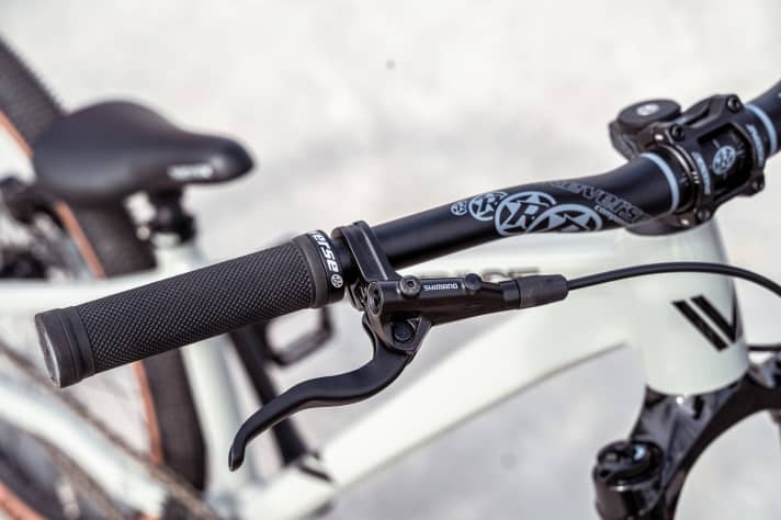 Die günstige Shimano-Bremse hat einen guten Druckpunkt und reicht für den Einsatzzweck allemal aus. Der Bremshebel lässt sich ausreichend an Kinderhände anpassen.