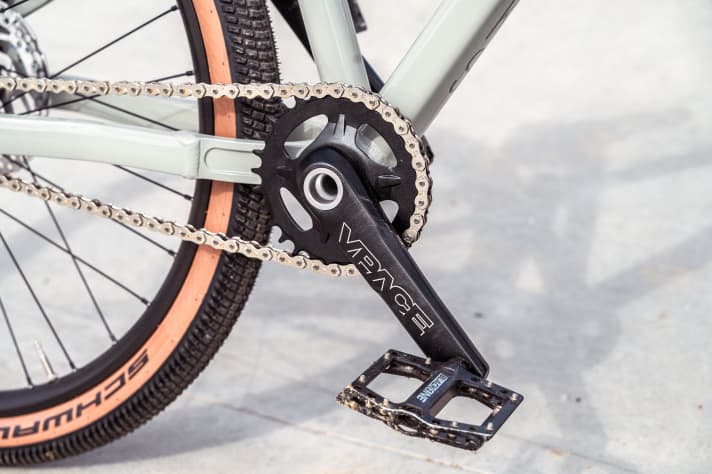 Short cranks with a low Q-factor are well suited to the size range from 1.35 metres in height.