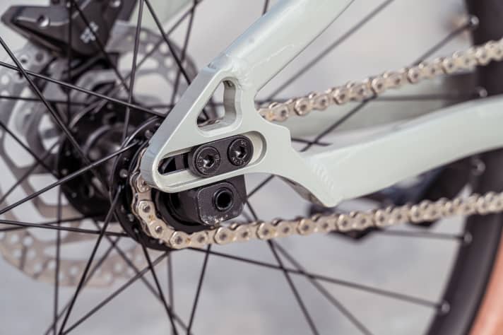 Über die horizontalen Ausfallenden wird die Kette gespannt.