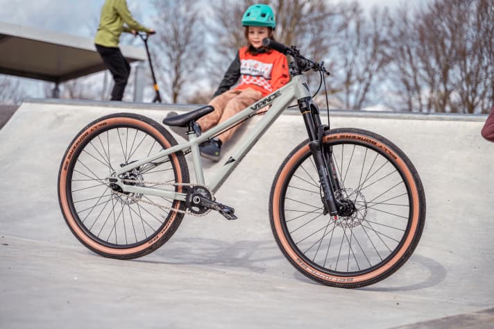Definitiv ein Bike, das man haben will. Als einziges Rad im Kinder-Fuhrpark ist das auf Dirtjumps und Pumptrack spezialisierte Danny24 aber zu wenig vielseitig.