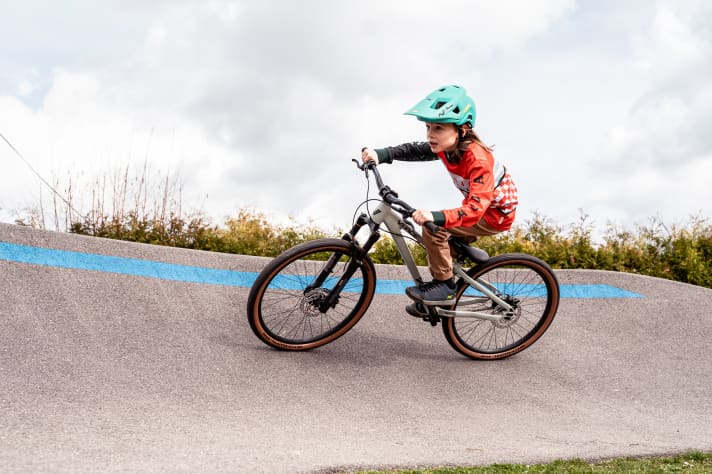Auf dem Pumptrack lernen Kinder entscheidende Fertigkeiten, die sie später im Gelände auf dem MTB umsetzen können.