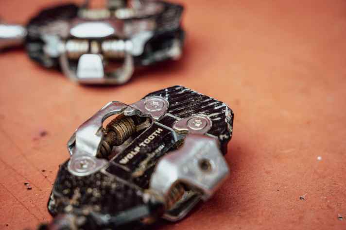 Die breite Aufstandsfläche sorgt für ein enorm sattes Fahrgefühl. Das hätten wir so nicht erwartet!