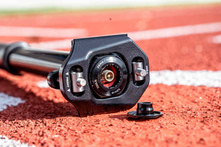 The air pressure can be adjusted at the top of the support. The corresponding nut is used to adjust the stroke