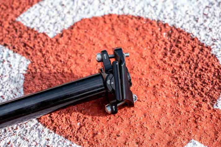 The saddle mount is fitted with high-quality bolts and offers a very low stack