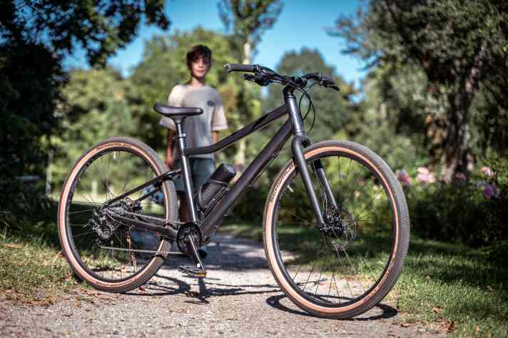 If you want to cover as many routes as possible by bike, the Woom Explore e 5 is the perfect buddy that will grow with you for a long time to come. Incidentally, our kids still like to ride without the e-support