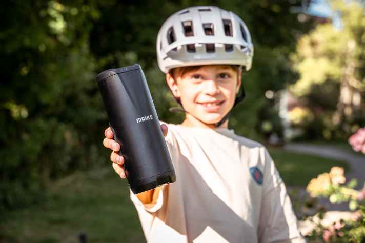 The battery weighs around 1.2 kilos and provides power for a maximum distance of 50 kilometres