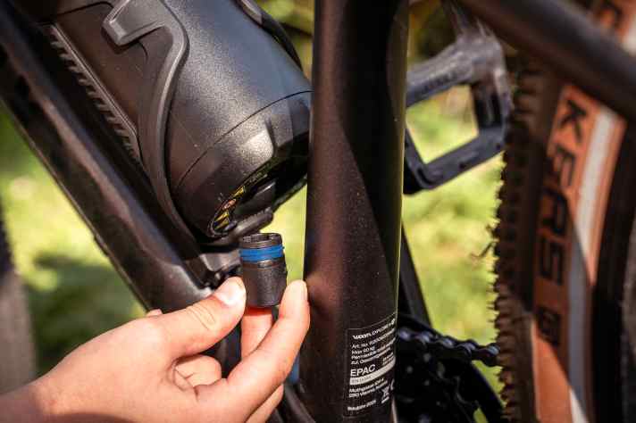 Beim Akku anstöpseln geht es etwas eng zu zwischen Rahmen und Steckverbindung