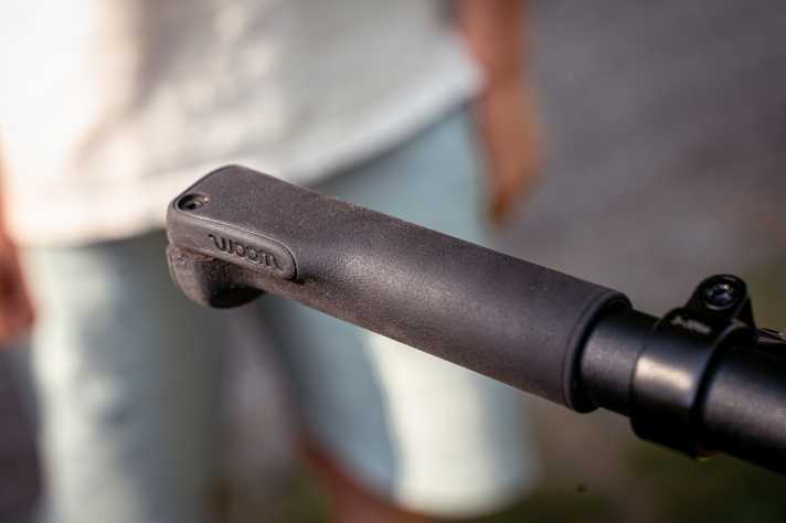 Die dünnen Griffe passen gut zu den kleinen Händen und haben eine leicht ergonomische Stütze, dämpfen aber eher wenig