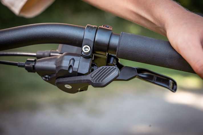 Geschaltet wird per Trigger-Hebel. Der vordere Schalthebel wird etwas ungewohnt mit dem Zeigefinger bedient. Dafür muss der Finger von der Bremse genommen werden