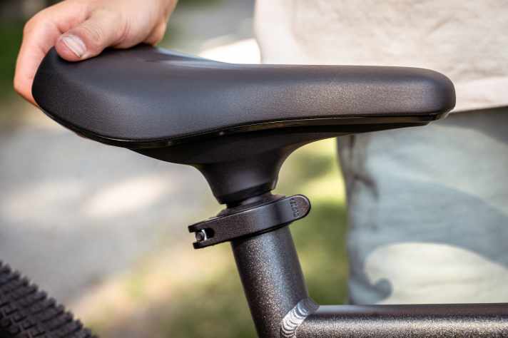 Der Sattel sitzt sich auch auf langen Strecken bequem und lässt sich einfach per Schnellspanner verstellen