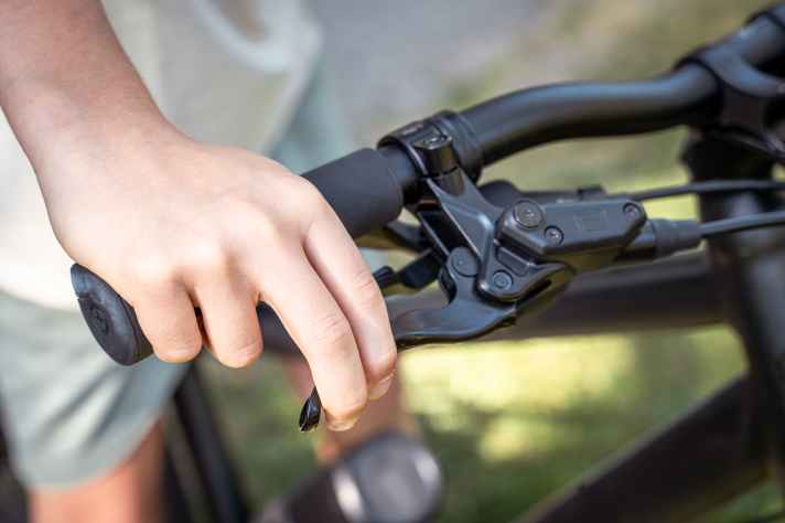 The large brake lever can easily accommodate two children's fingers. The braking performance is decent