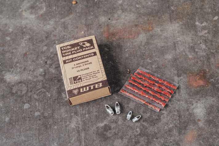A set of 4 anchors (2 sizes) and 15 tyre plugs are available for refilling