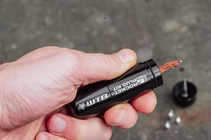 Die Kappe verlängert den Hebel. So liegt das Tool gut in der Hand