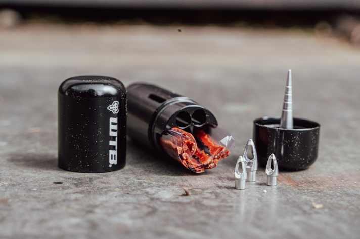 Im Gehäuse haben 15 Tire-Plugs und maximal 6 Rocket-Anker Platz. Die gibt es in zwei Größen für maximal 2 bzw. 4 Tire-Plugs pro Einstich