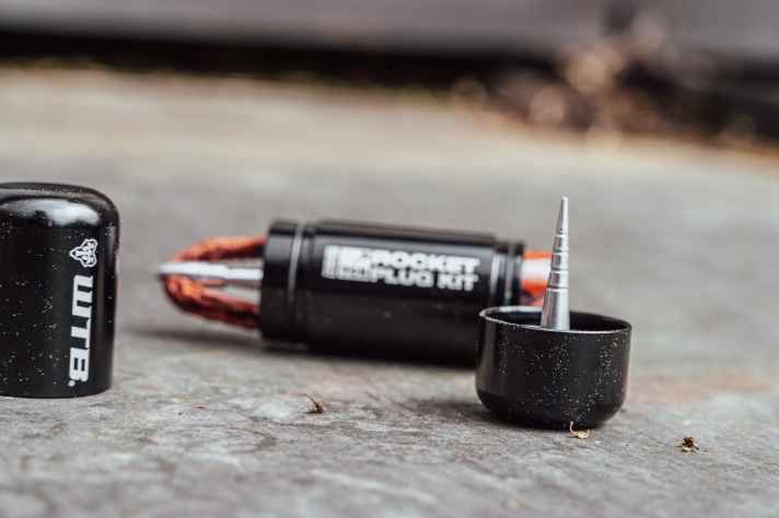 If the preparation takes a long time, the rear cap helps as an "extra hand" and seals the puncture. So no air is lost