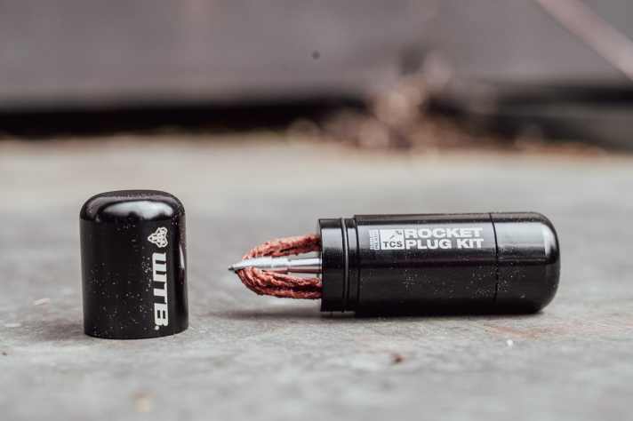 Ready to go: Unter der Kappe steckt ein Dorn, der sich bereits mit Reifen-Inserts vorladen lässt. Maximal passen vier Tubeless-Plugs in den Rocket-Anker