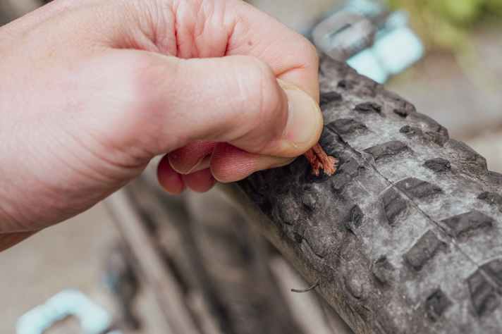 Auch mit der Hand sind die Plugs nicht aus dem Reifen zu bekommen. Die Rocket-Anker verbessern den Halt