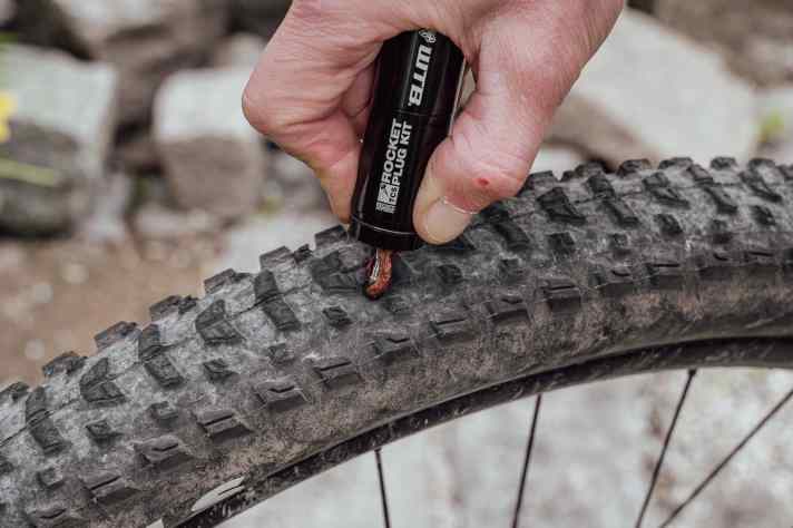 Das TCS liegt gut in der Hand, die Plugs lassen sich aber nur mit etwas Kraftaufwand in den Reifen drücken