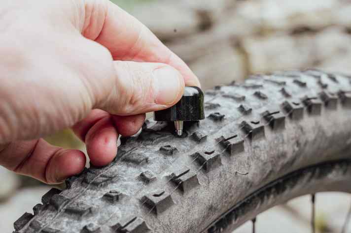 Erstmal dicht: die "Extra Hand" verhindert, dass zu viel Luft aus dem Reifen entweicht