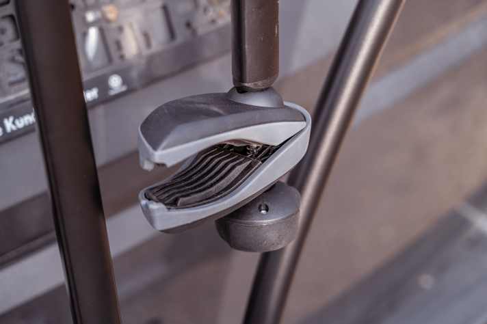 Die Greifer sind sauber gummiert, das schont den Rahmen