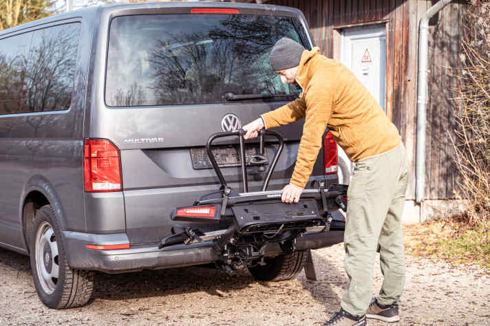 Besonder clever löst Yakima die Montage auf der Kupplung. Aufsetzen, abklappen, fertig. Einfacher geht's kaum