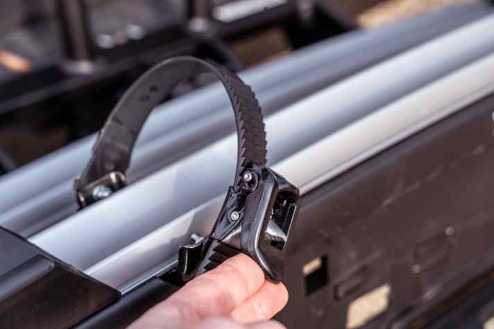 Die Ratschen der inneren Schienen lassen sich versetzen - gut bei langen Radständen. Beide Ratschen zeigen nach außen, laufen aber teils etwas haklig