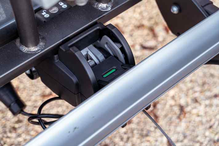 Ob der Fahrradträger sicher auf der Kupplung sitzt, verrät der grüne Balken im Sichtfenster