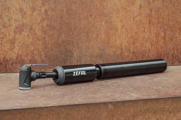 Zéfal schickt mit der MT Mini eine schicke Alu-Pumpe mit Oil-Slick-Details in den Test