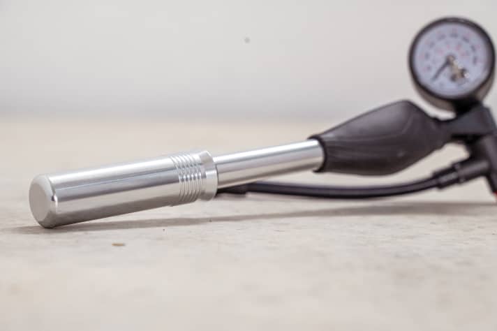 Die Zéfal hat man immer bestens im Griff. Dank großem Volumen füllt sie Luftkammern sehr flott.