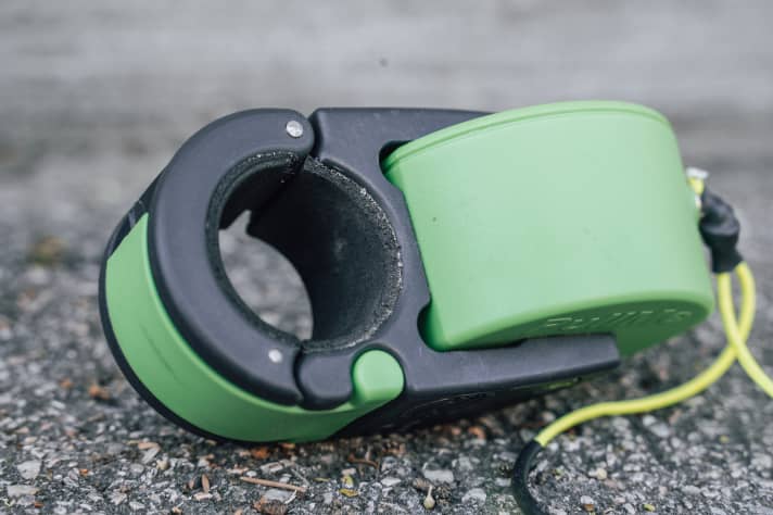 Über einen Moosgummi-Einsatz passt sich das PullMe an die Sattelstütze an. Nach langem Einsatz an einer 31,6er Stütze ist das Material aber stark komprimiert.