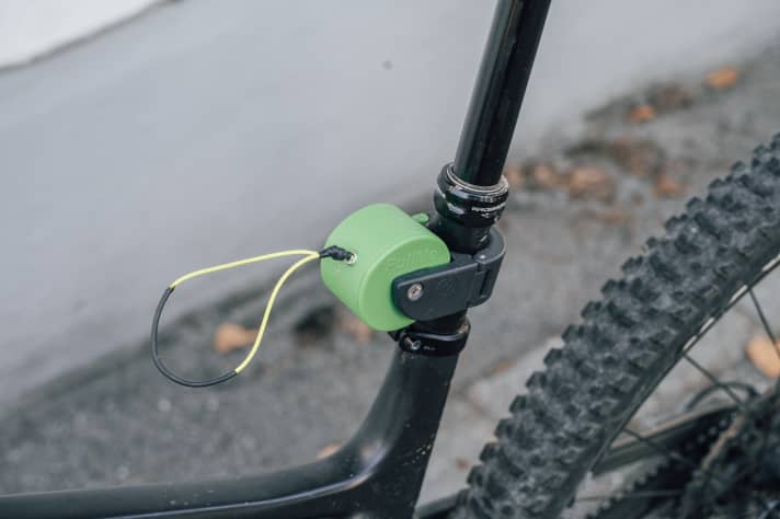 Einen Clip, der das Seil während der Abfahrt hält, gibt es nicht. Kurz nach vorne gedreht, schon steht das PullMe dem Reifen aber nicht mehr im Weg.