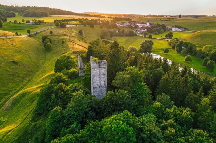 Ein Tipp für Historiker und Kulturfans ist die Burgruine Bechthal, an der man bei unserer E-Bike-Tour vorbeikommt.
