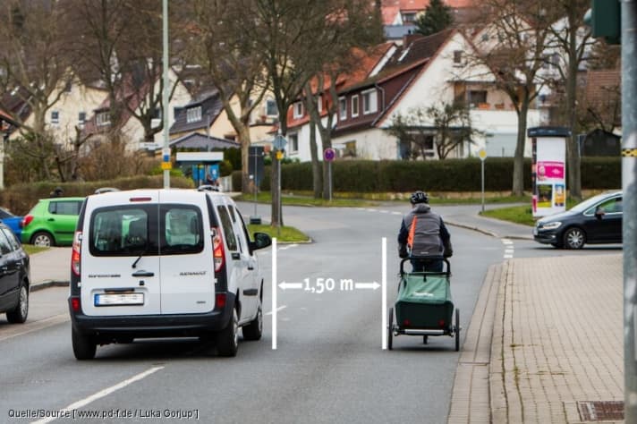 Minimum distance when overtaking: 1.50 m in urban areas, 2 m out of town