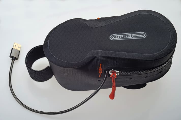 Stromversorgung per Powerbank: Den Zusatzakku verstaut man zum Beispiel in einer wasserdichten <a href="https://www.awin1.com/cread.php?awinmid=11768&awinaffid=471469&clickref=MYB+Oberrohrtaschen&ued=https%3A%2F%2Fwww.rosebikes.de%2Ffahrradzubeh%25C3%25B6r%2Ftaschen%2Frucks%25C3%25A4cke%2Ffahrradtaschen%2Foberrohrtaschen" target="_blank" rel="noopener noreferrer nofollow">Oberrohrtasche</a> *.