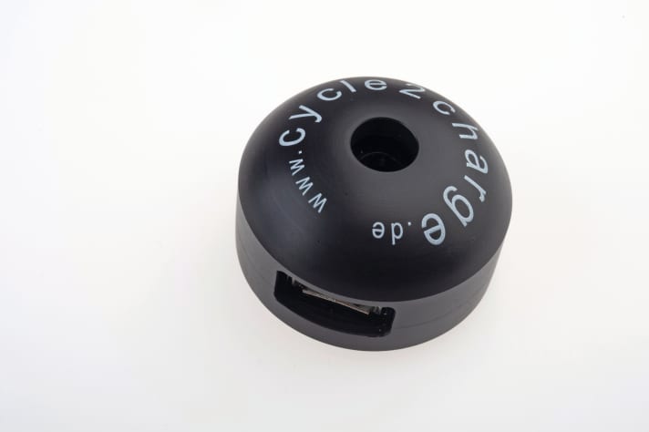 Abdeckkappe drehbar, um USB-Buchse zu öffnen/verschließen. Montage auf dem Ahead-Vorbau (Kabelführung durch den Gabelschaft). Alternative Montage mit Adapter (ca. 9,90 Euro) auf dem Lenker.