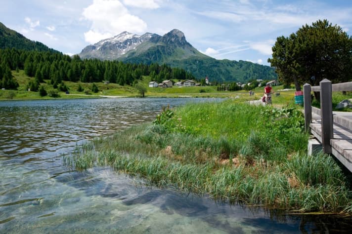 Vorbei an glasklaren Gebirgsseen verläuft der Inn-Radweg durchs Engadin.