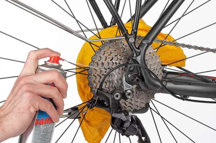 Sprühwachs schützt Antrieb und Kette vor Nässe und Schmutz.