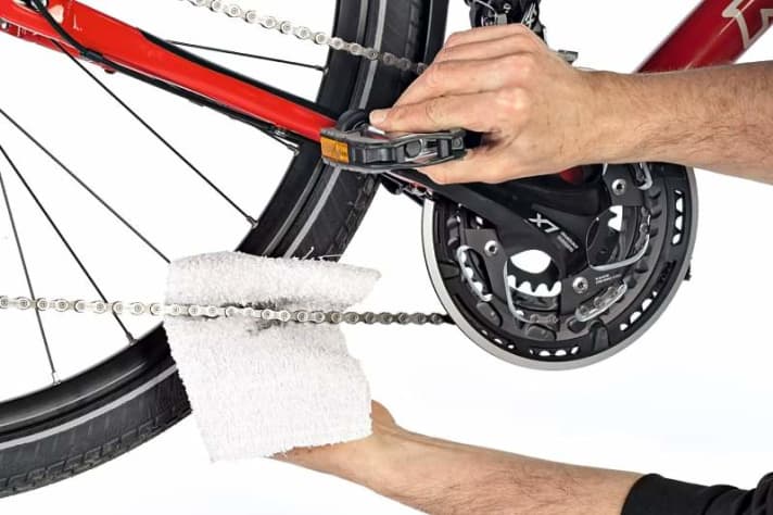 So glänzt die Kette wieder fast wie neu.