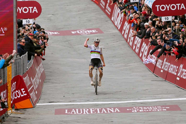 Lotte Kopecky de l'équipe SD Worx - Protime remporte la Strade Bianche 2024 devant Elisa Longo Borghini, 02 mars 2024.