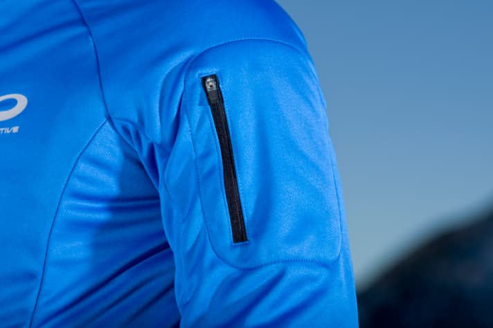   ... chez Protective, une petite poche zippée sur le haut du bras permet de ranger le téléphone portable ou les clés ... 
